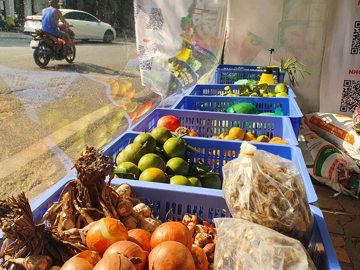 Nhiều thực phẩm thiết yếu được bày bán.