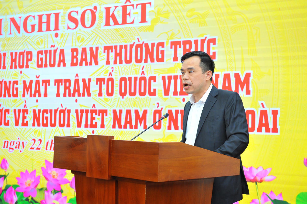 Ông Từ Thành Huế báo cáo kết quả phối hợp công tác giữa Ban Thường trực UBTƯ MTTQ Việt Nam và Ủy ban Nhà nước về NVNONN năm 2020-2021.
