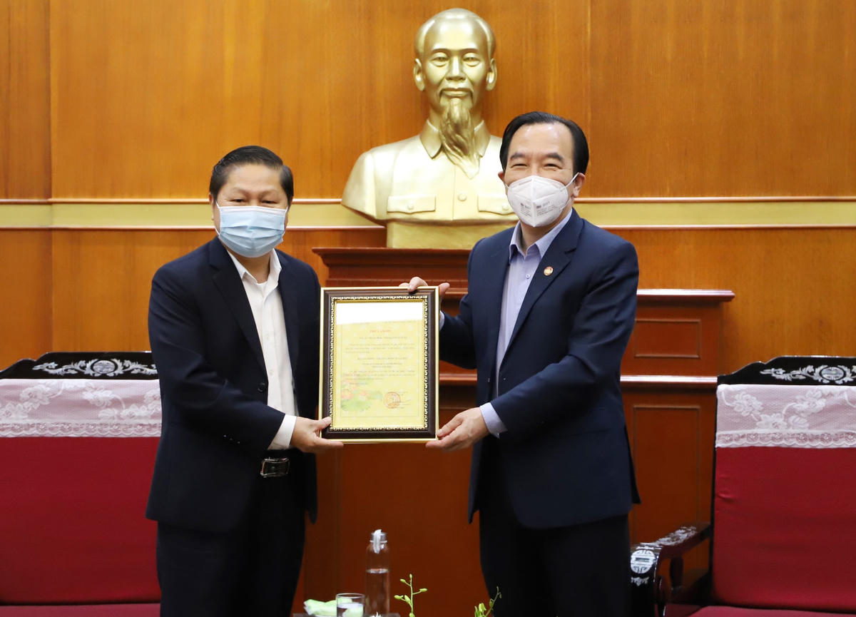 Phó Chủ tịch Ngô Sách Thực trao thư cảm ơn Bộ Lao động - Thương binh và xã hội.