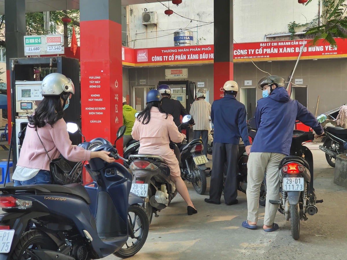 Đến sáng nay, giá dầu thế giới giữ đà tăng, dầu WTI giao dịch ở ngưỡng 83,86 USD/thùng, dầu Brent chuẩn toàn cầu ở ngưỡng 85,3 USD/thùng. Kết thúc phiên khuya 25.10, cả hai hợp đồng này cũng tăng. Dầu WTI ổn định ở mức 83,76 USD/thùng và dầu Brent tăng 46 cent lên 85,99 USD/thùng.