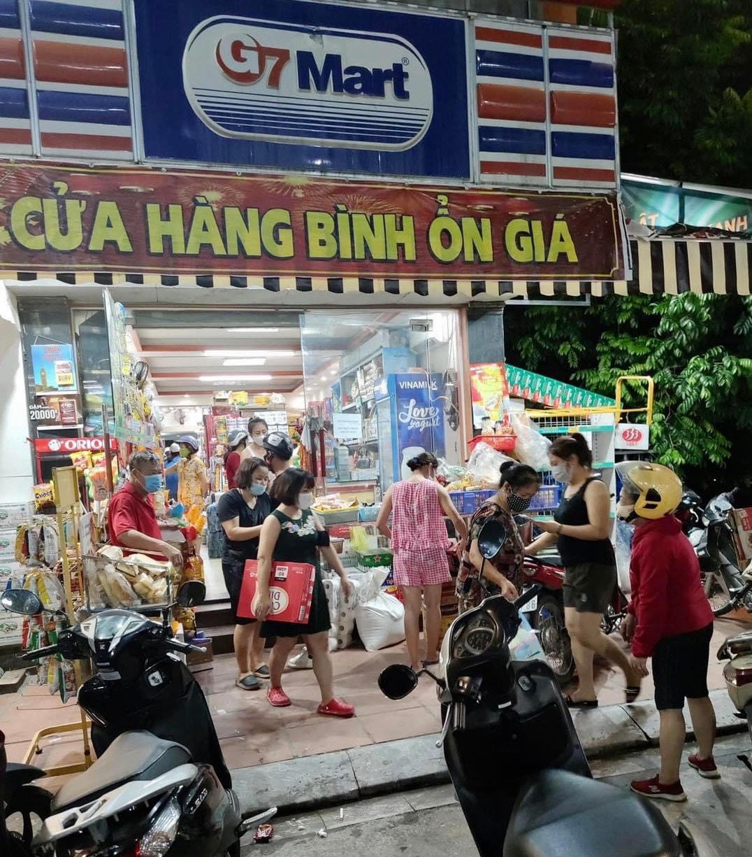 Chiều và tối ngày 2/8 ghi nhận lượng người dân Hạ Long đi mua hàng tích trữ nhiều bất thường.