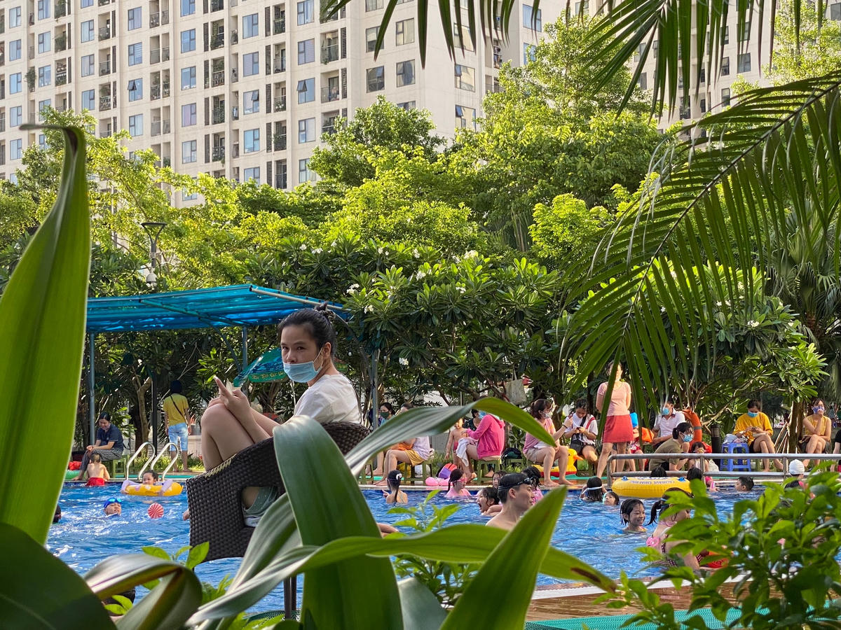 Khu vực bể bơi ngoài trời tại tòa A3 Chung cư An Bình City rất đông vào giờ cao điểm. 