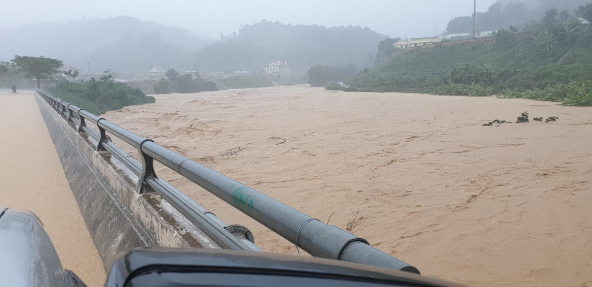 Lũ quét cuồn cuộn trên sông A Vương.