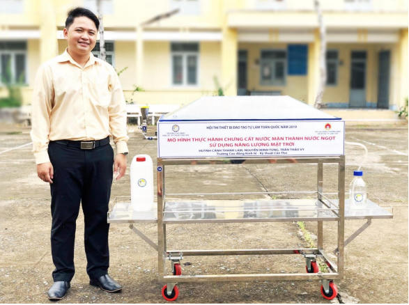 Mô hình chưng cất nước mặn thành nước ngọt sử dụng năng lượng mặt trời do ThS Huỳnh Cảnh Thanh Lam và cộng sự thực hiện.