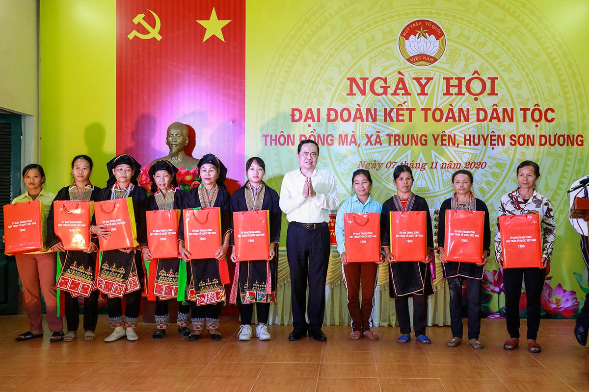 Chủ tịch Trần Thanh Mẫn tặng quà cho nhân dân thôn Đồng Mà.