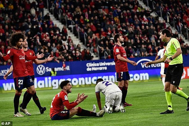 Phút 59, Nacho Vidal phạm lỗi với Rodrygo trong vòng cấm và trọng tài lần thứ hai cho Real Madrid được hưởng phạt đền (Ảnh: AP).