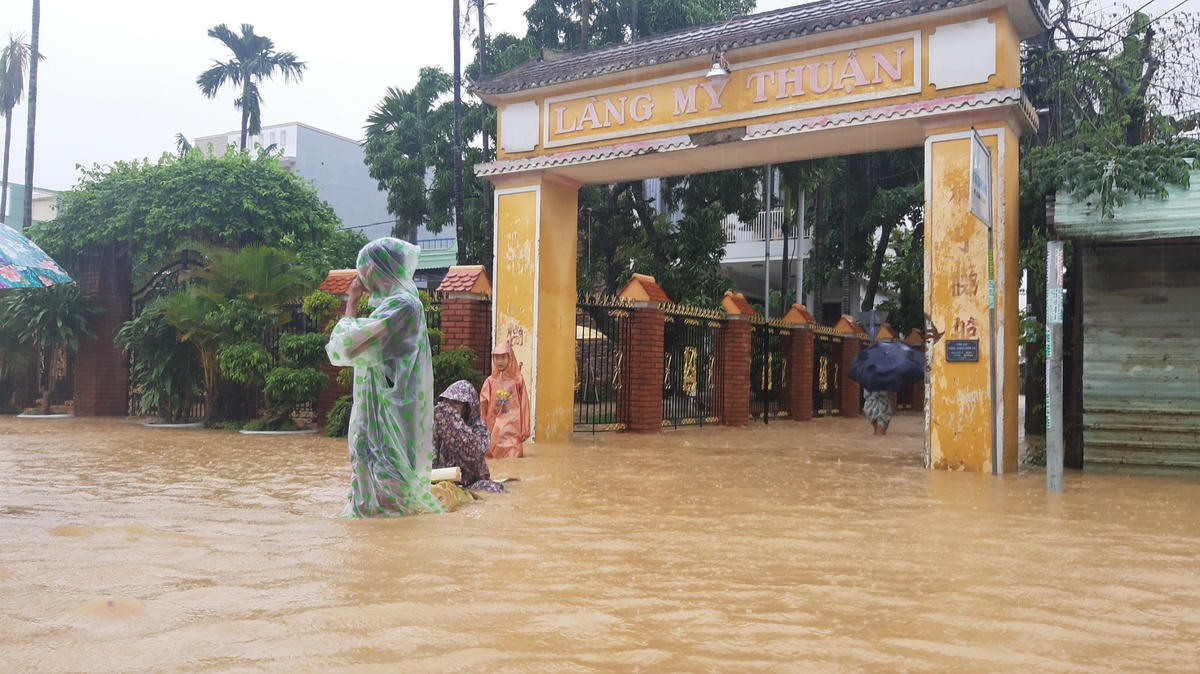 Nhiều khu dân cư chìm trong biển nước.