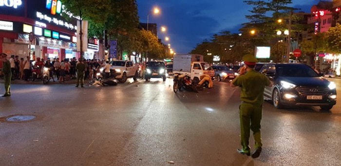 Lực lượng chức năng phân luồng hiện trường vụ tai nạn.  