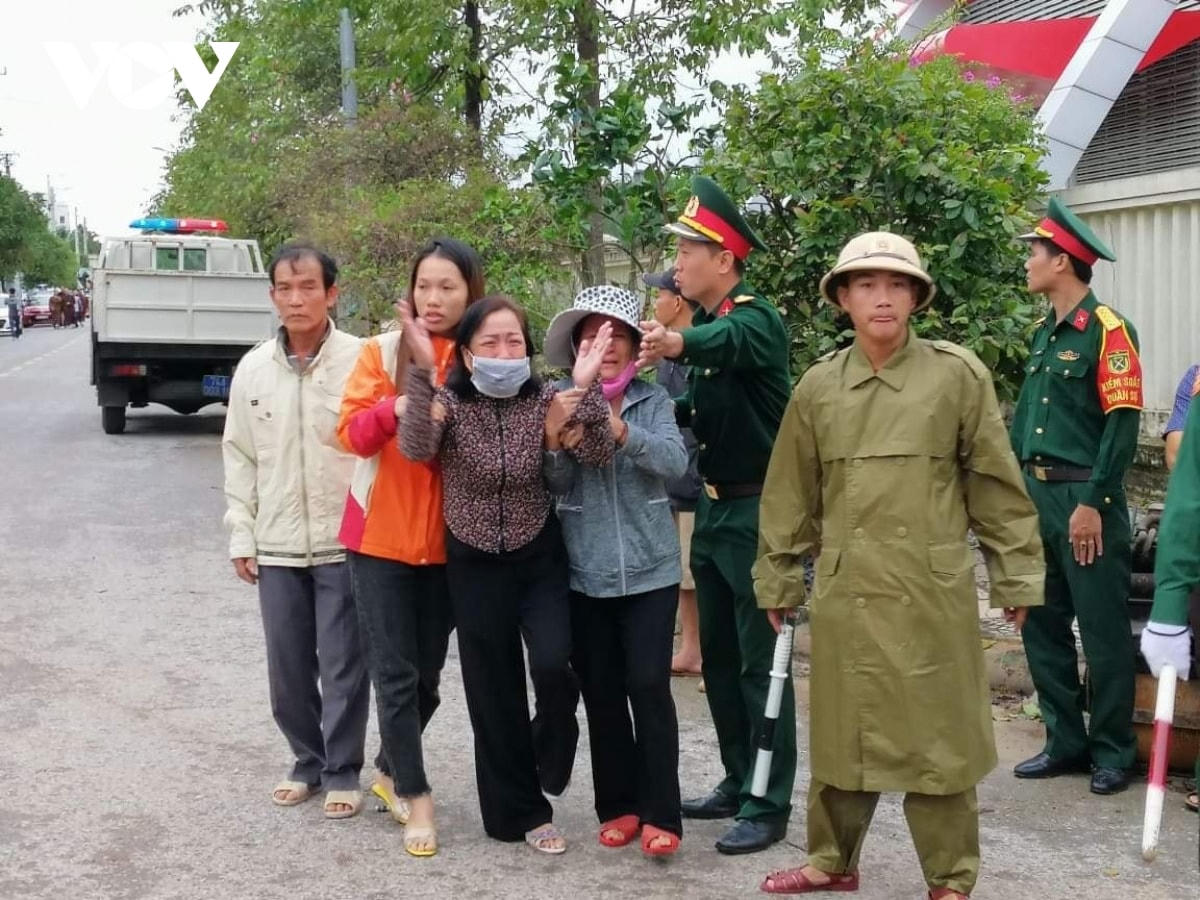 Người nhà cán bộ, chiến sĩ hy sinh do bị vùi lấp đau đớn trước mất mát to lớn của gia đình. Ảnh: VOV.