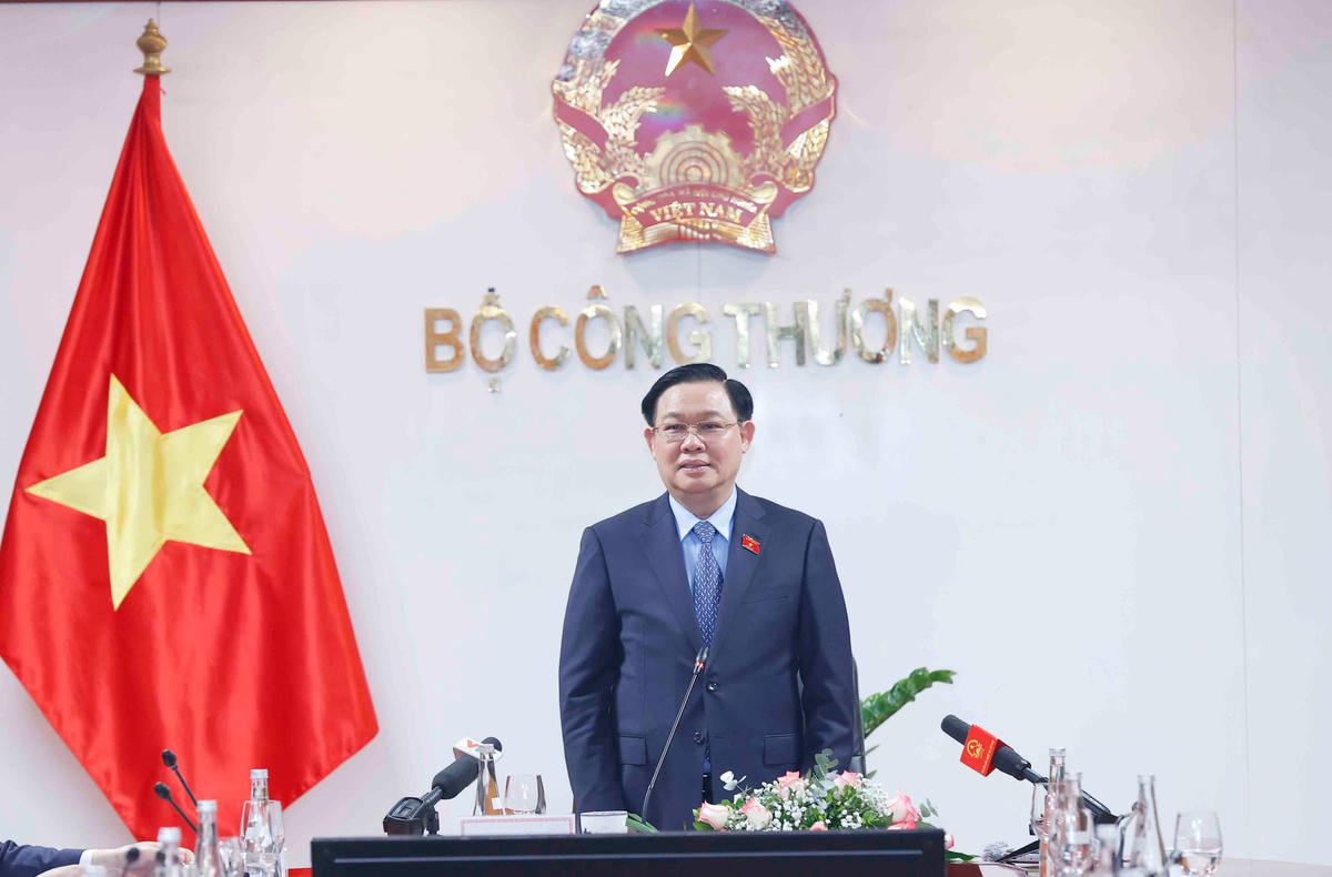Chủ tịch Quốc hội Vương Đình Huệ phát biểu tại cuộc thăm, làm việc.