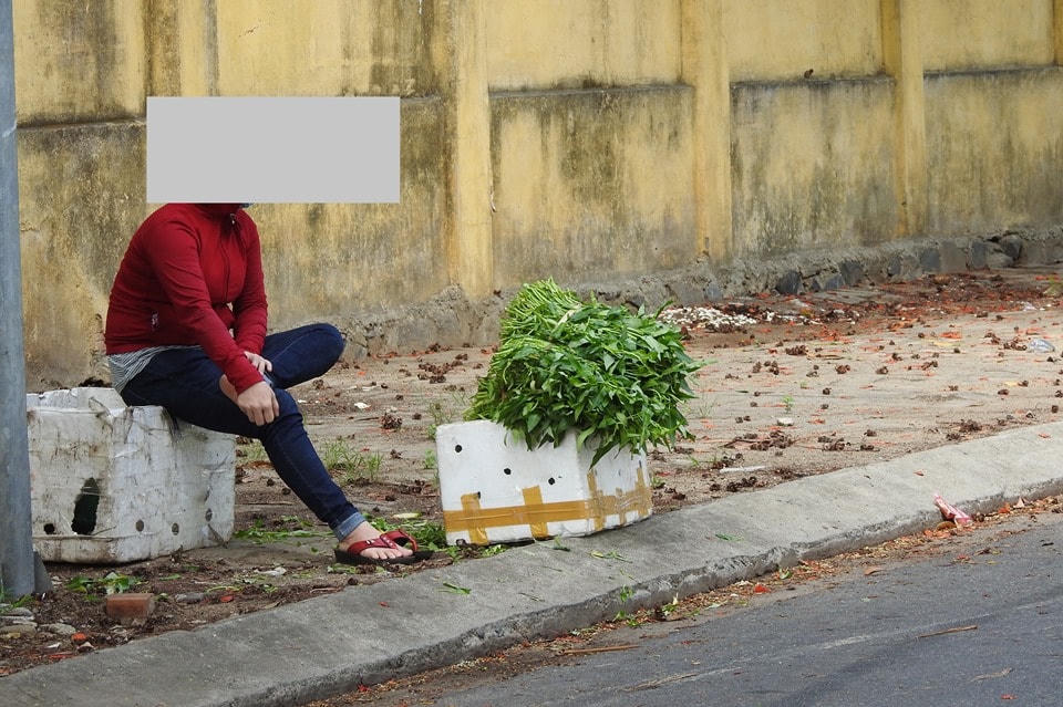 Một lao động ngoại tỉnh bị kẹt lại Đà Nẵng trong đại dịch đang buôn bán để mưu sinh. Ảnh: Thanh Tùng.  