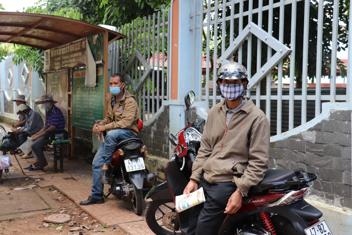 Phụ huynh cũng không thể giấu được tâm trạng lo lắng trong thời gian đợi con em mình.