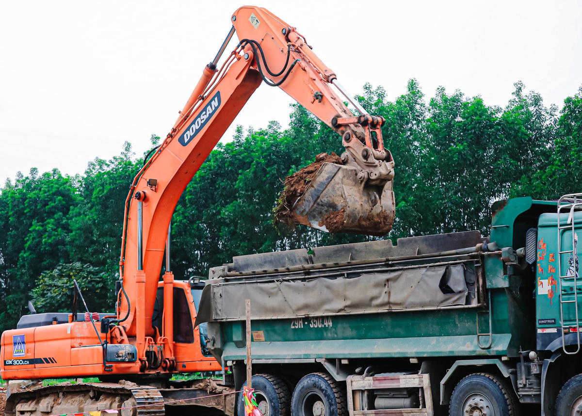Theo một cán bộ phụ trách tại công trường, dự án được dự kiến sẽ hoàn thành trong tháng 7/2022, hiện trên công trường đang có 3 mũi thi công với gần 40 công nhân chia 2 ca/ ngày.