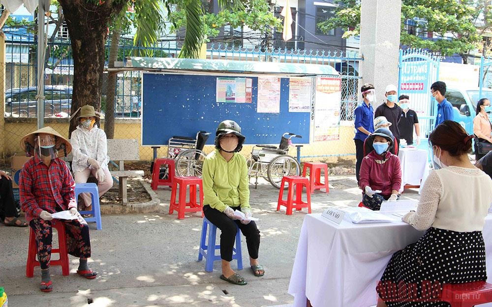  Người dân xếp hàng chờ vào siêu thị.