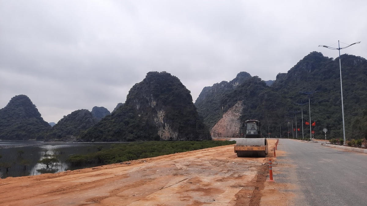 Nhà thầu tiến hành lu lèn hành lang hai bên đường.