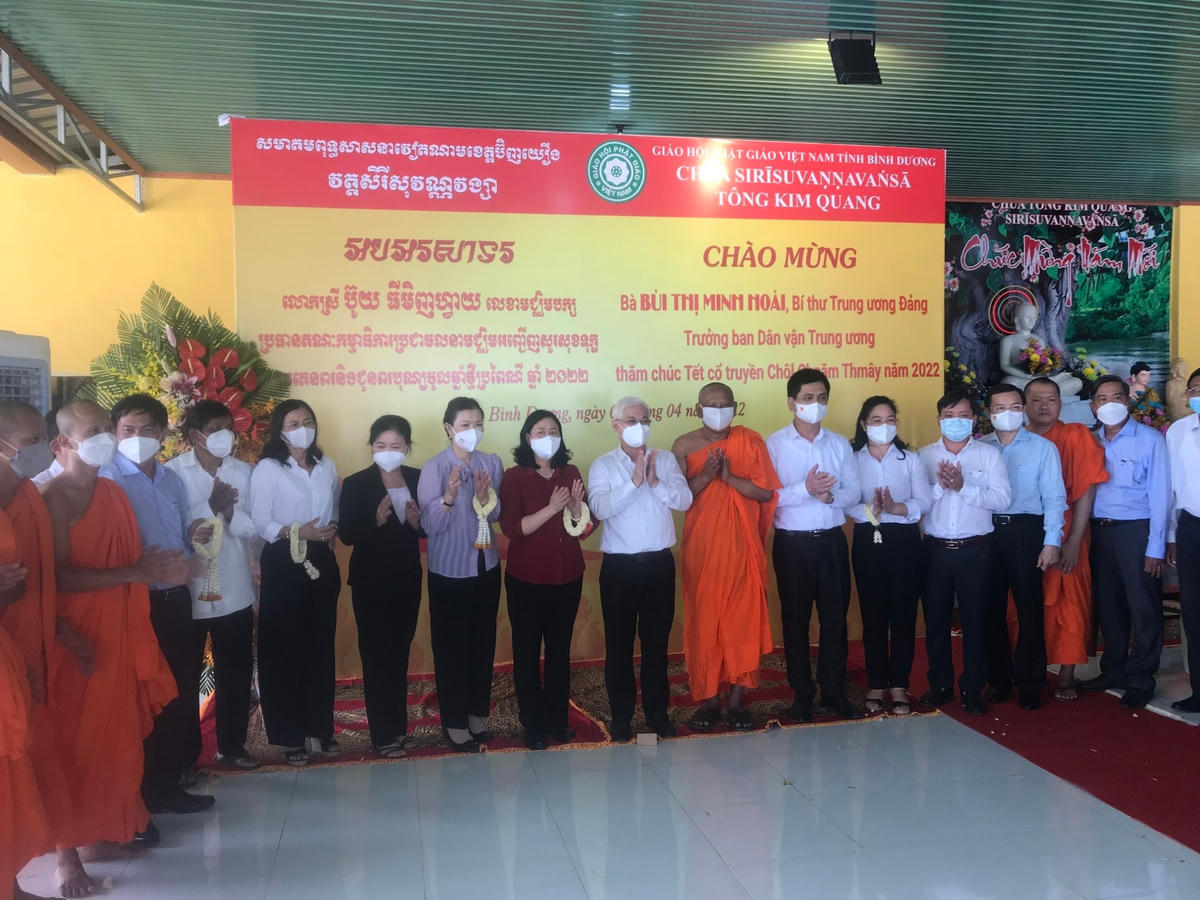 Bà Bùi Thị Minh Hoài, bà Trương Thị Ngọc Ánh, lãnh đạo tỉnh Bình Dương và đại diện chùa Tông Kim Quang chụp ảnh lưu niệm.