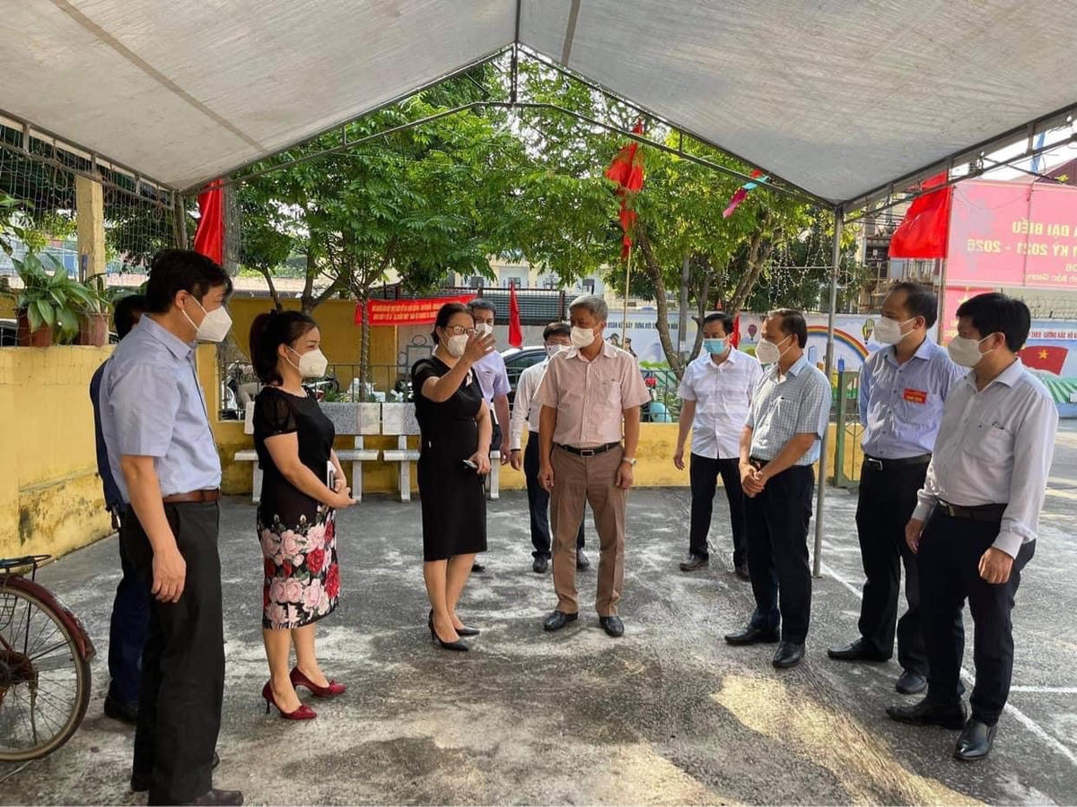 Thứ trưởng Nguyễn Trường Sơn cùng lãnh đạo tỉnh Bắc Giang và nhiều cơ quan ban ngành kiểm tra công tác chuẩn bị bầu cử tại một số địa điểm. Nguồn: Bộ Y tế.
