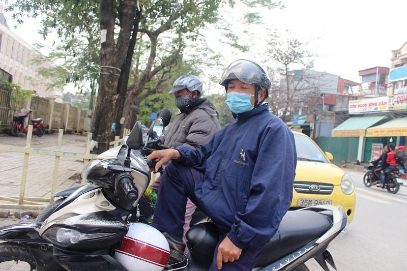 Ngồi cả ngày nhưng những người hành nghề xe ôm vẫn không có khách đi xe.