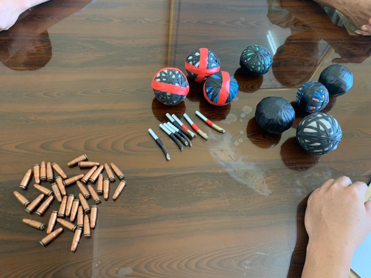 Nhiều đạn, mìn tự chế được giao nộp.