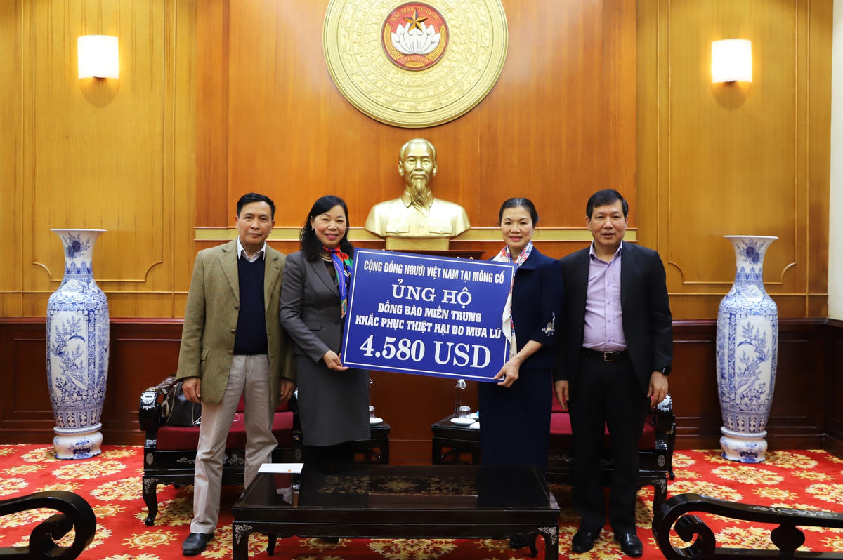 Phó Chủ tịch Trương Thị Ngọc Ánh tiếp nhận ủng hộ từ cộng đồng người Việt Nam tại Mông Cổ.