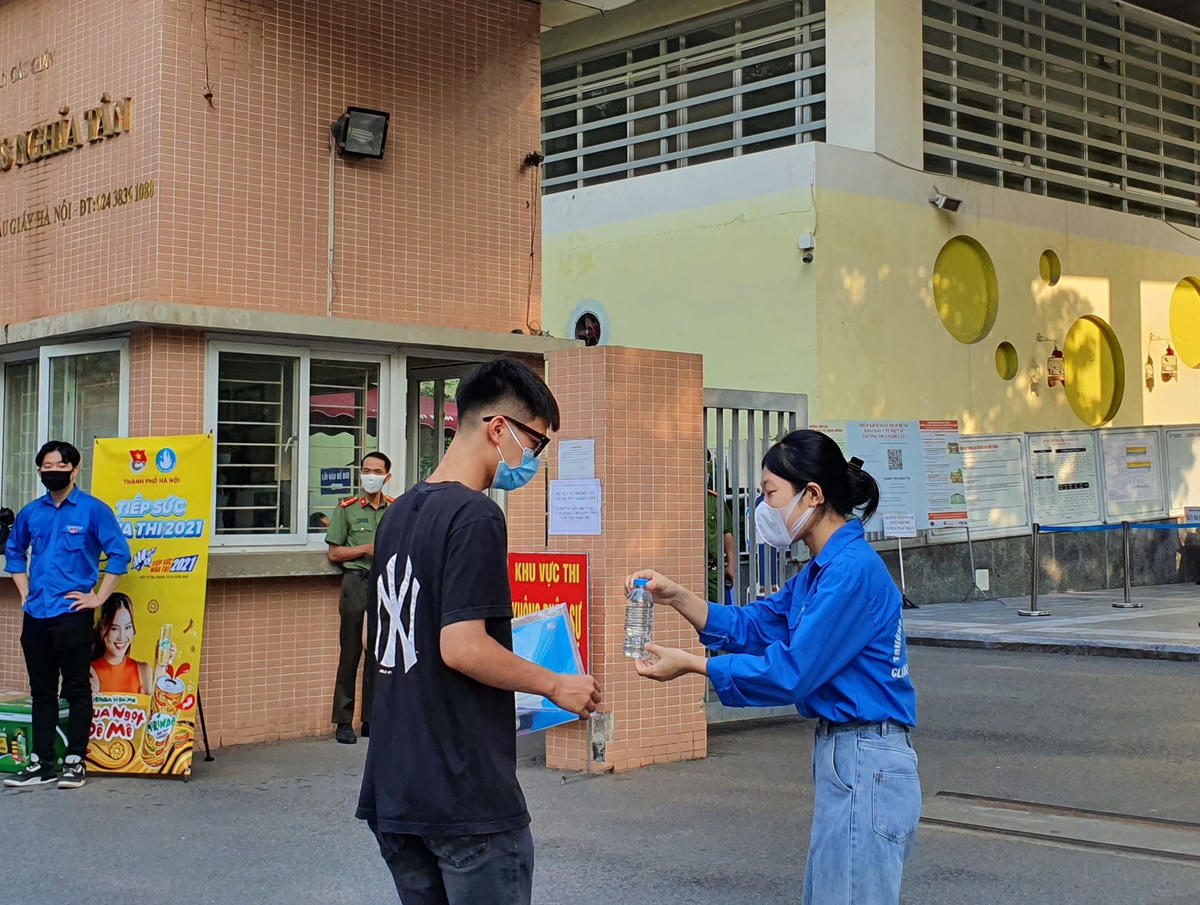 Thí sinh được đội ngũ thanh niên tình nguyện hướng dẫn, tặng nước khi vào địa điểm thi.