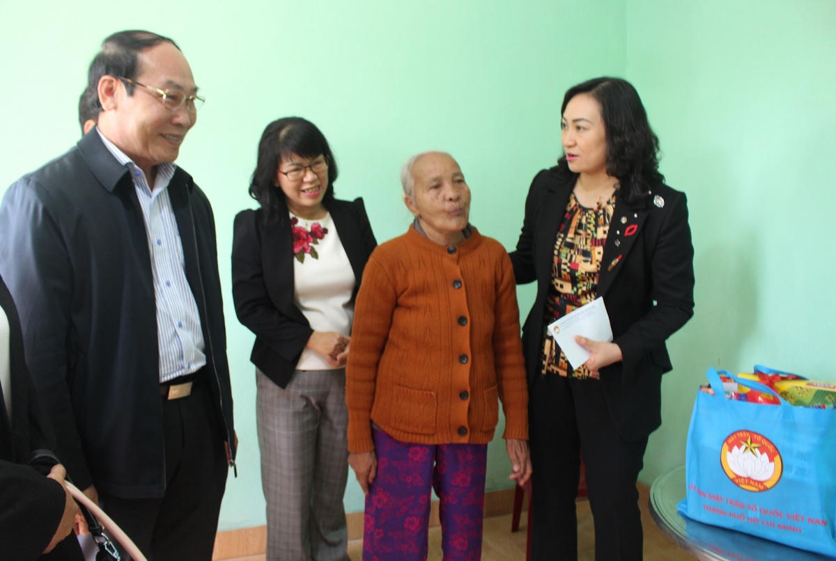 Đoàn công tác đến thăm hỏi và tặng quà cho bà Nguyễn Thị Hương gia đình chính sách.
