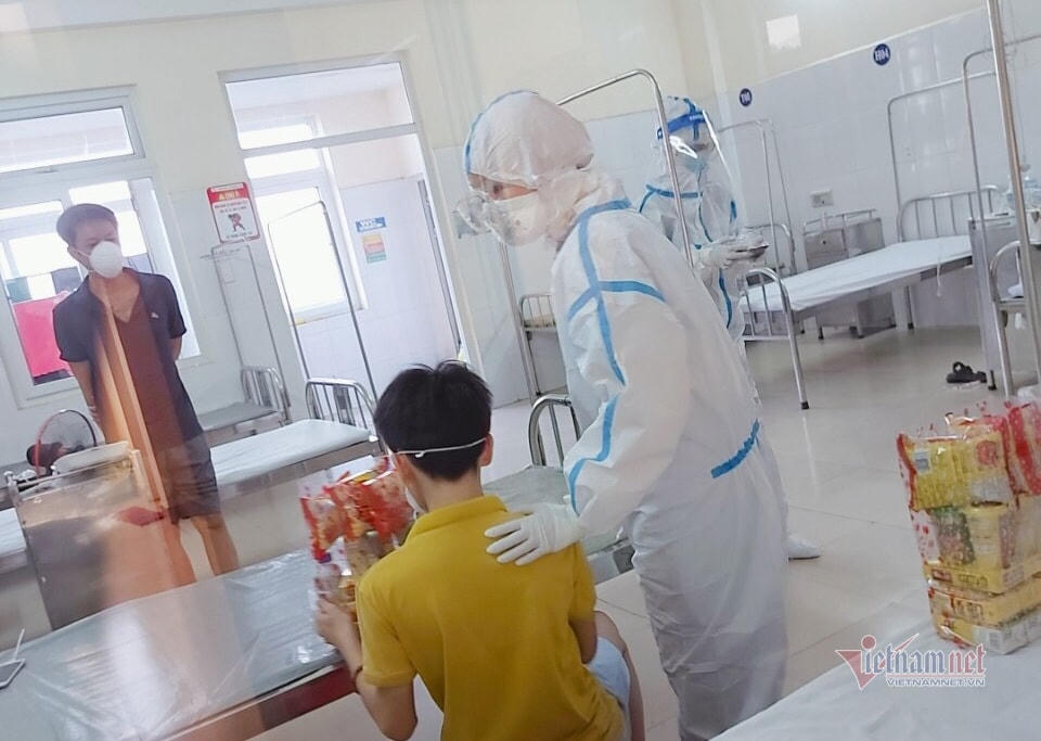 Có lẽ đây là kỷ niệm đáng nhớ trong cuộc đời các em. Những năm trước, thời điểm này, các em được vui chơi bên người thân và bạn bè.  