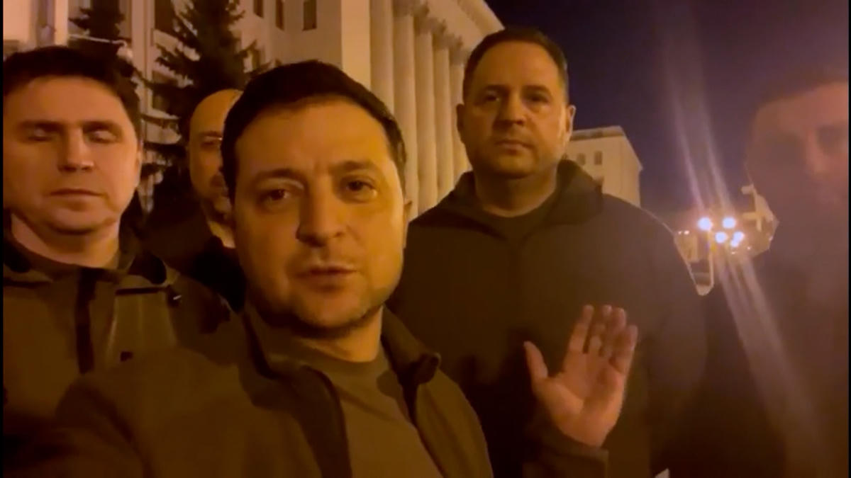 Hình ảnh từ video của Tổng thống Ukraine Volodymyr Zelensky quay tại thủ đô Kiev đêm ngày 25/2. Ảnh: CNN.