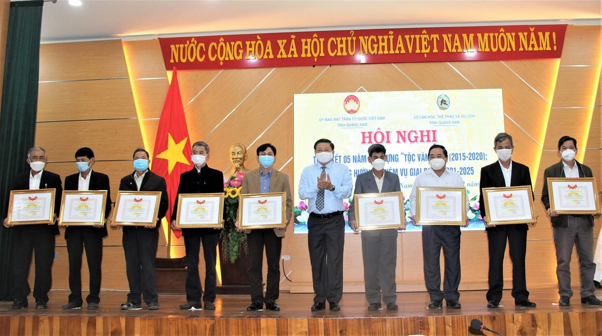 Lãnh đạo Ủy ban MTTQ Việt Nam tỉnh Quảng Nam tặng bằng khen cho các tộc họ.
