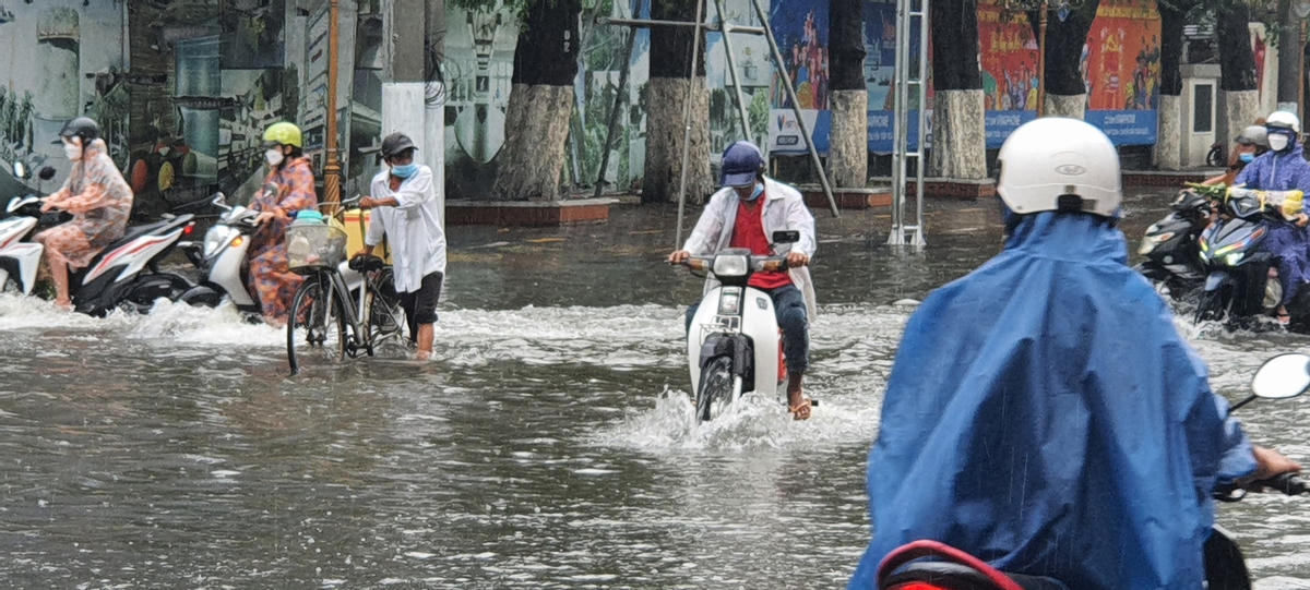 Mưa cực lớn, TP Bạc Liêu chìm trong biển nước, xe tắt máy hàng loạt