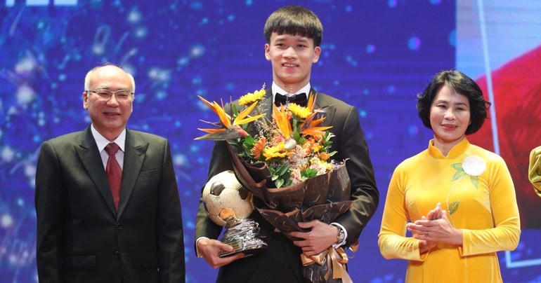 Hoàng Đức giành Quả bóng vàng bóng đá nam.
