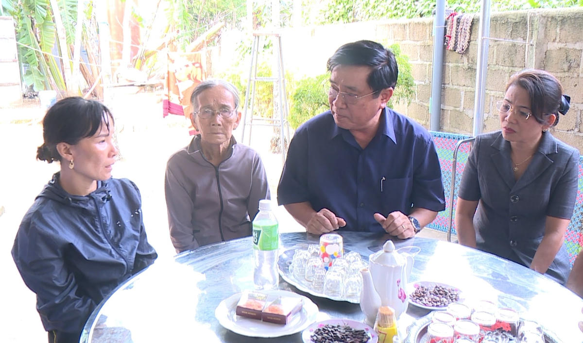 Chủ tịch HĐND tỉnh Nguyễn Thanh Tùng chia sẻ những khó khăn, mất mát với gia đình các ngư dân gặp nạn.
