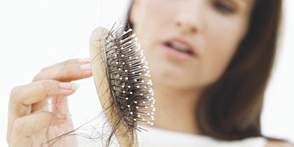 Rụng tóc nhiều còn gây nên những ảnh hưởng lớn về tính thẩm mỹ.