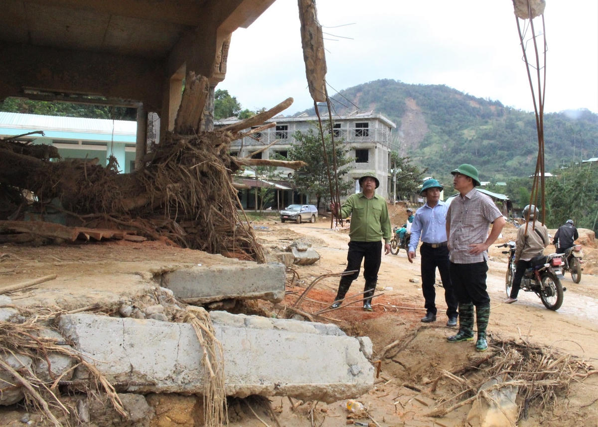 Chủ tịch UBND tỉnh Quảng Nam (chống tay) kiểm tra sạt lở Phước Thành.