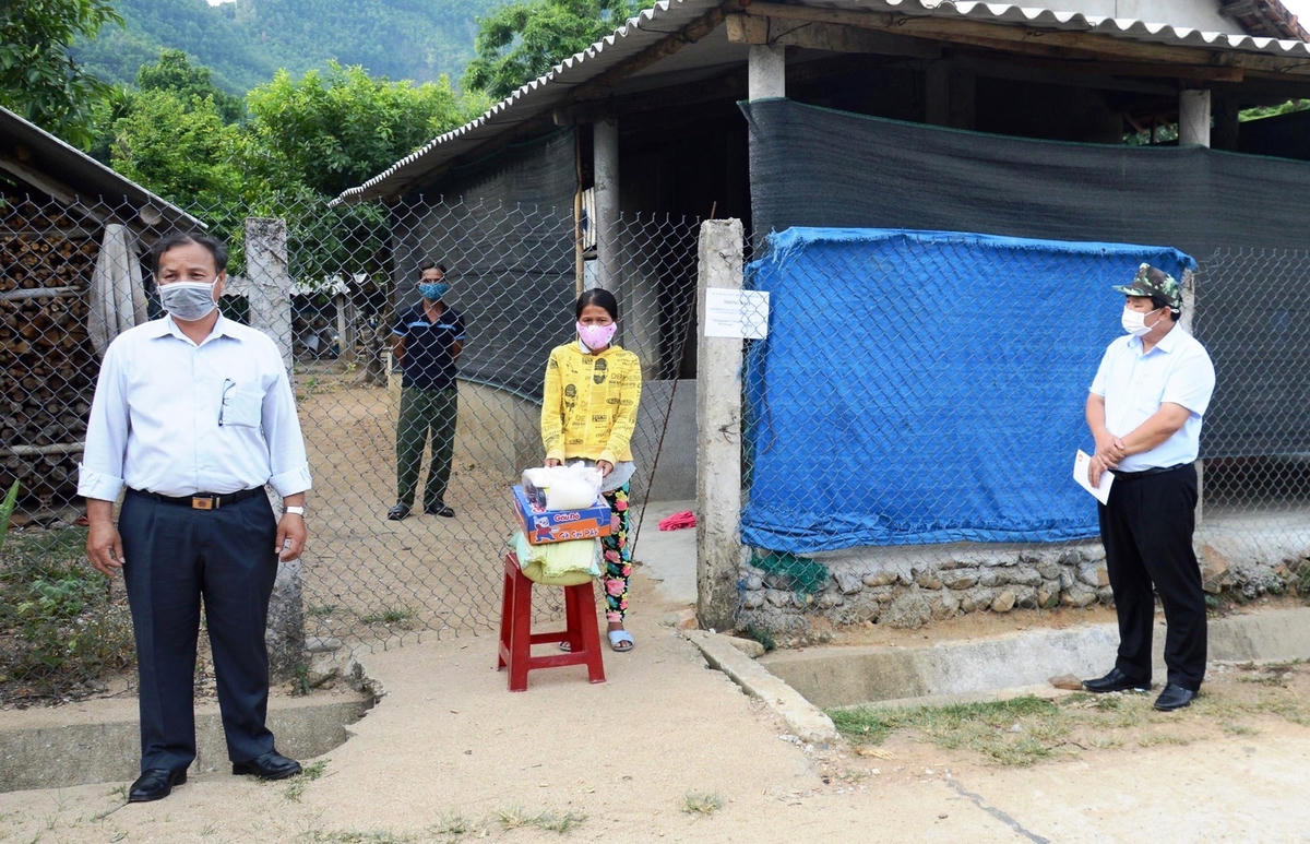 Hỗ trợ tiền và nhu yếu phẩm cho các hộ dân.
