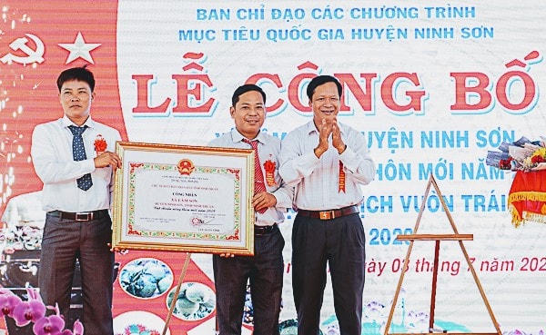 Trao Bằng công nhận xã đạt chuẩn nông thôn mới cho đại diện xã Lâm Sơn.