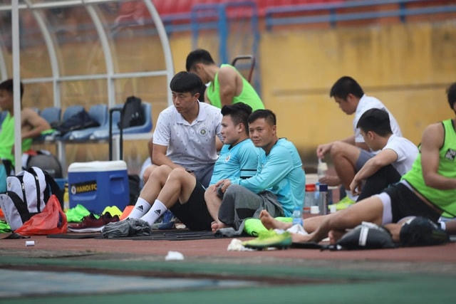 Quang Hải (thứ hai từ trái sang) ngồi theo dõi trận đấu của FC Hà Nội. Ảnh: Hoàng Quốc.  
