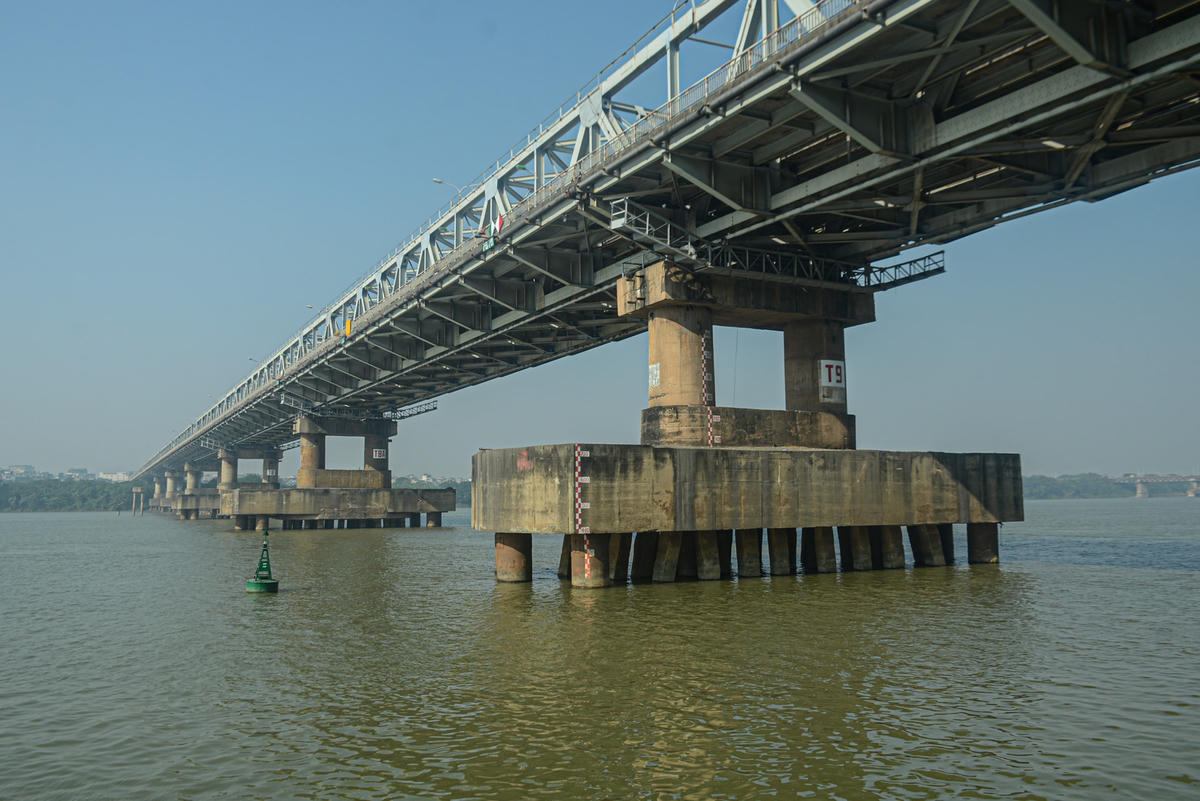 Theo Công ty Công trình giao thông Hà Nội, trong năm 2021, mỗi ngày có tới hơn 95.000 lượt xe qua cầu, gấp hơn 8 lần so với thiết kế. Để giảm tải và tránh ùn tắc lối lên xuống cầu từ hướng đường Trần Quang Khải và Trần Nhật Duật, Hà Nội đã xây dựng thêm hệ thống vòng xoay ở phía Nam, song hiện phương án này không còn khả thi vì lượng phương tiện cá nhân qua khu vực này quá lớn.