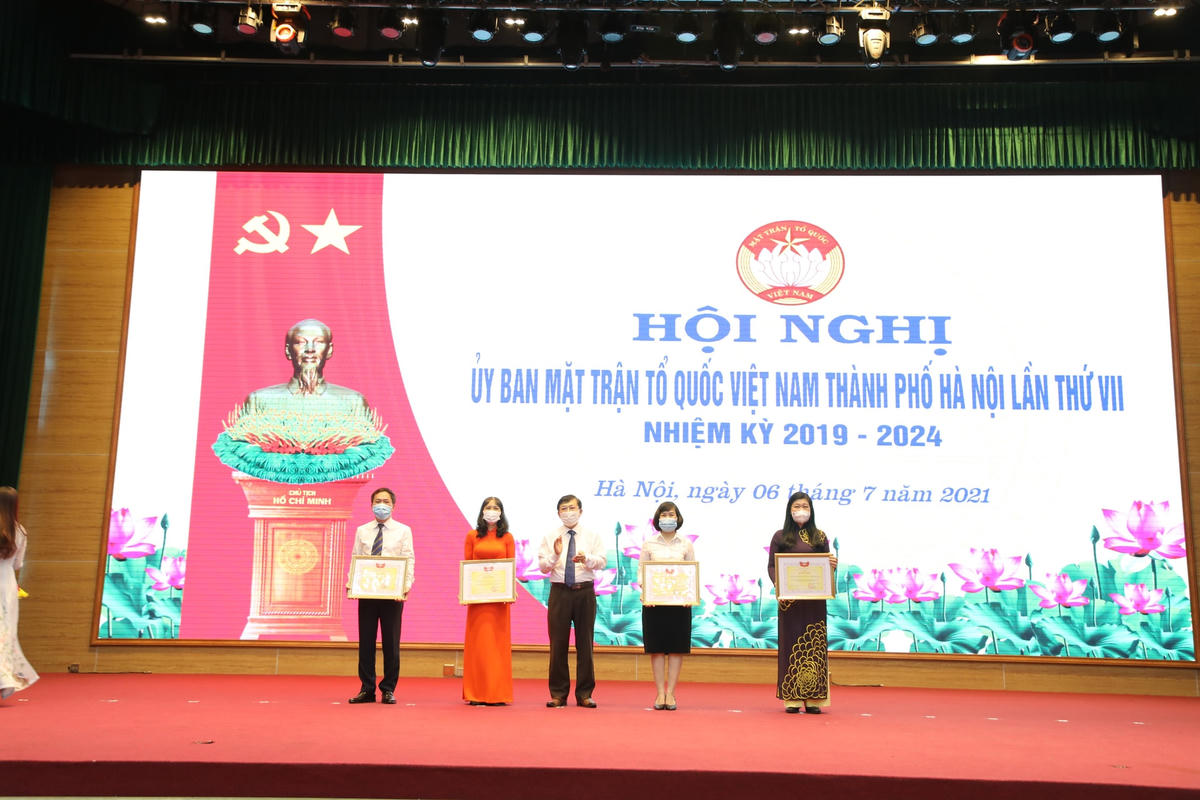 Phó Chủ tịch Nguyễn Hữu Dũng trao tặng bằng khen của các tập thể, cá nhân cho thành tích xuất sắc trong công tác Mặt trận.