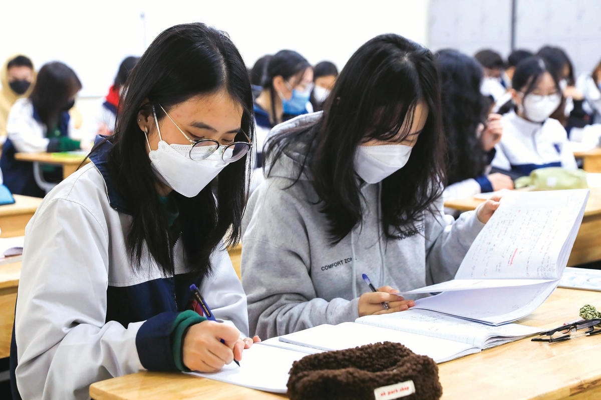 Học sinh một số trường bắt đầu học trực tiếp. Ảnh Quang Vinh.