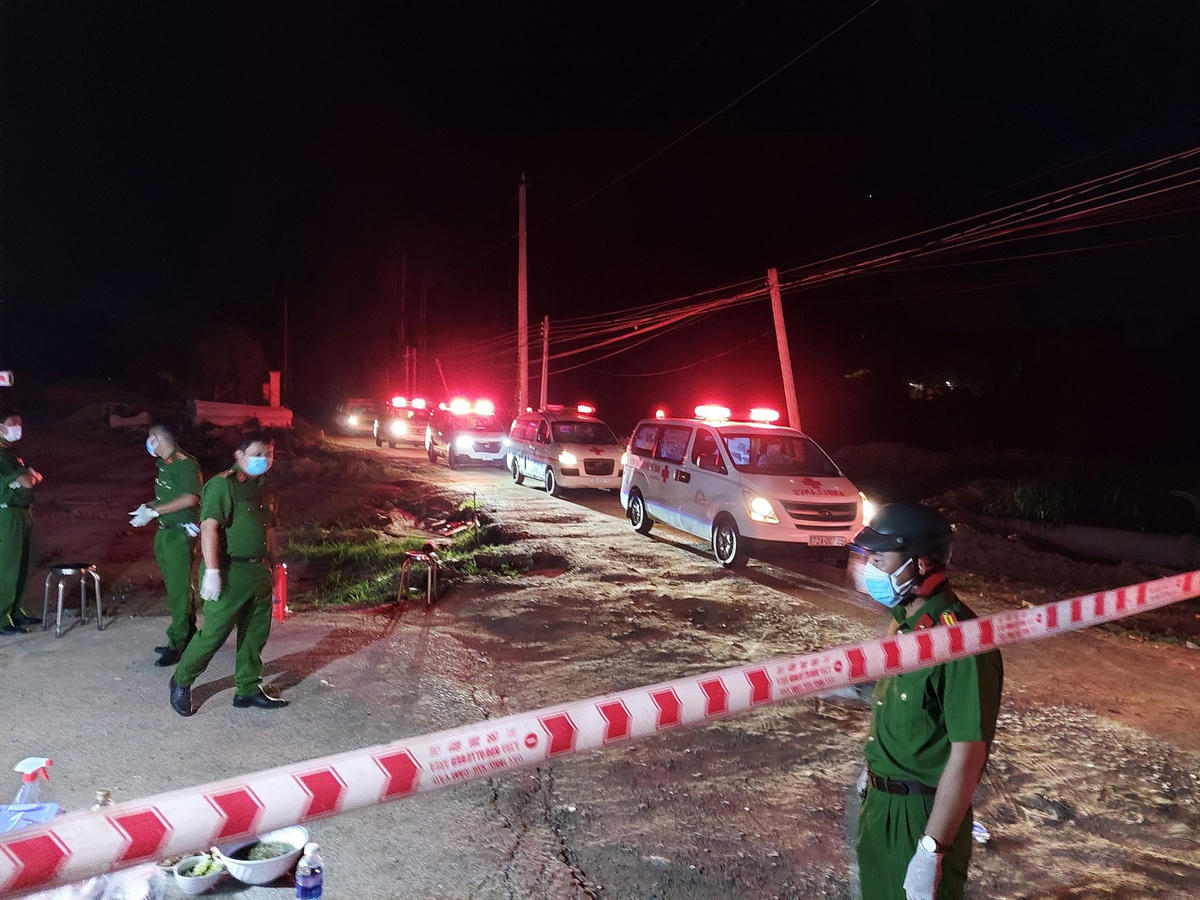 Lực lượng chức năng phong tỏa khu vực các ca nhiễm, đưa F0 đi cách ly trong đêm. Ảnh: Báo BR-VT.