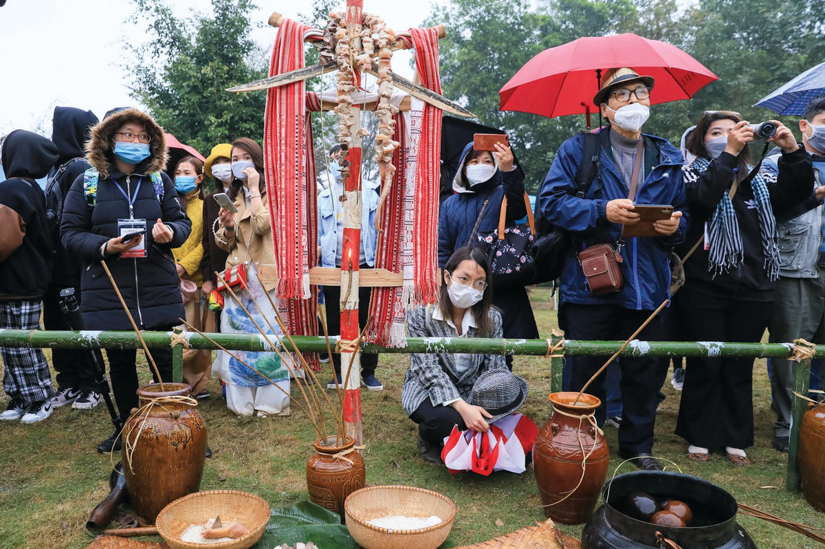 Khách du lịch tham gia trải nghiệm tại Ngày hội.
