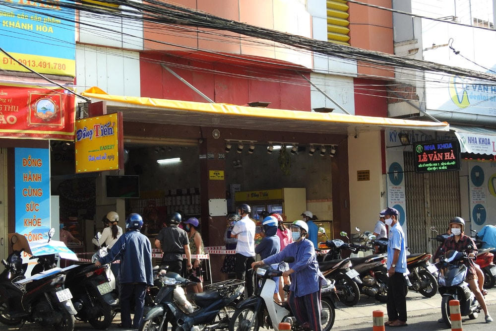 Hàng, quán mở cửa trở lại, người dân chấp hành giãn cách khi mua bán. Ảnh: Bình Nguyên.