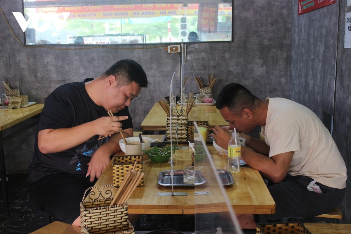 Anh Minh, một khách hàng chia sẻ: "Quán ăn mở lại có chỗ ngồi ăn tử tế. Mấy hôm quán sá đóng cửa, tôi thường phải mua các loại đồ ăn nhanh và ngồi trong xe để ăn".