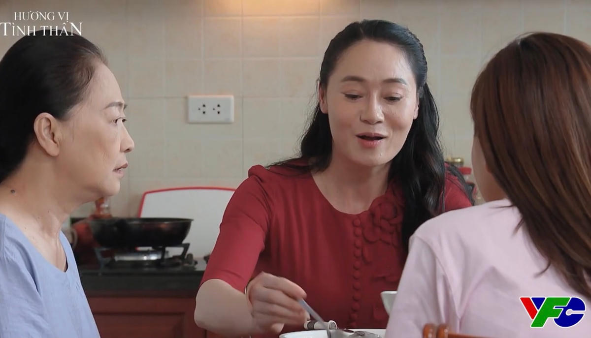 Trải qua nhiều biến cố, bà Dần hạnh phúc khi được ăn bát cháo con dâu nấu. Ảnh: CMH.