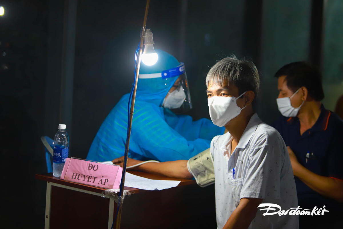 Đo huyết áp cho người dân.
