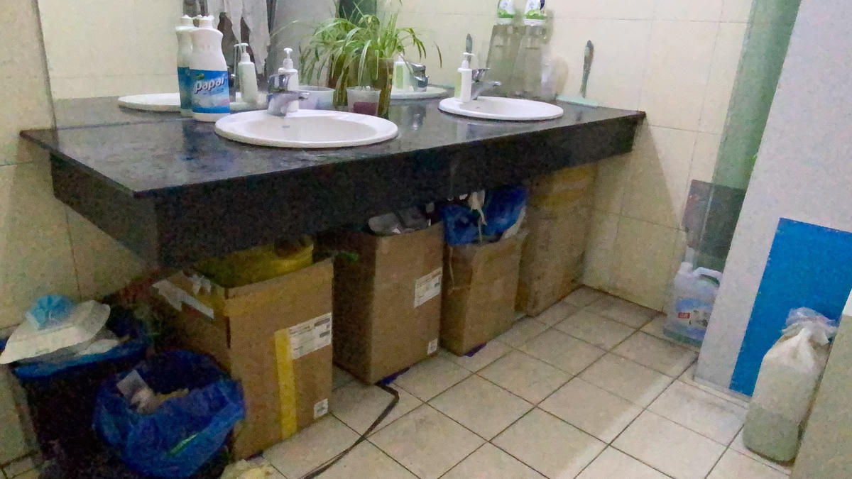 Khu vực nhà vệ sinh có rất nhiều rác thải lẫn lộn, vương vãi. 