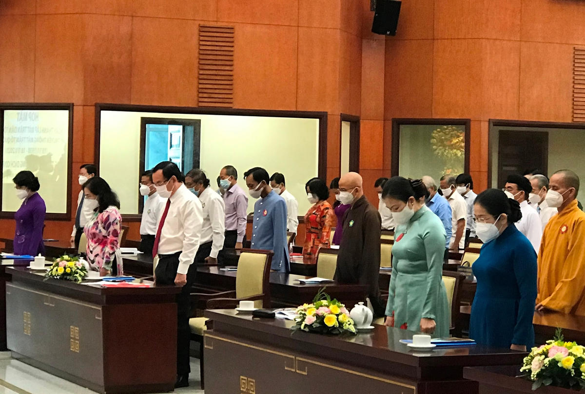 Các đại biểu thực hiện nghi thức mặc niệm đồng bào tử vong bởi đại dịch Covid-19.
