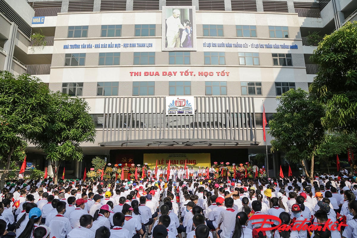 Quang cảnh buổi lễ khai giảng năm học mới tại trường THCS Mai Dịch, Cầu Giấy, Hà Nội.