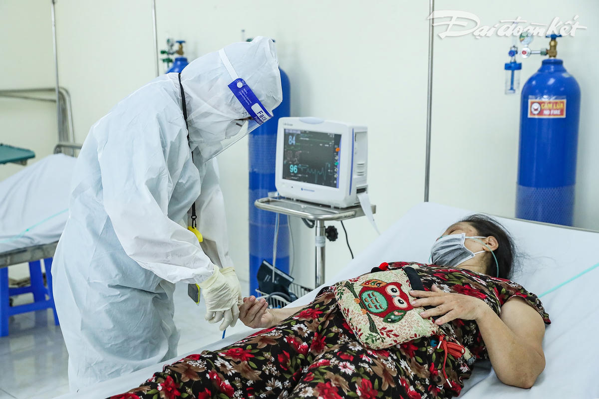 Các điều dưỡng vừa thực hiện nhiệm vụ của mình, vừa quan tâm, chăm sóc bệnh nhân như những người thân, hỗ trợ bệnh nhân từ những điều nhỏ nhặt nhất. Ảnh: Quang Vinh. 